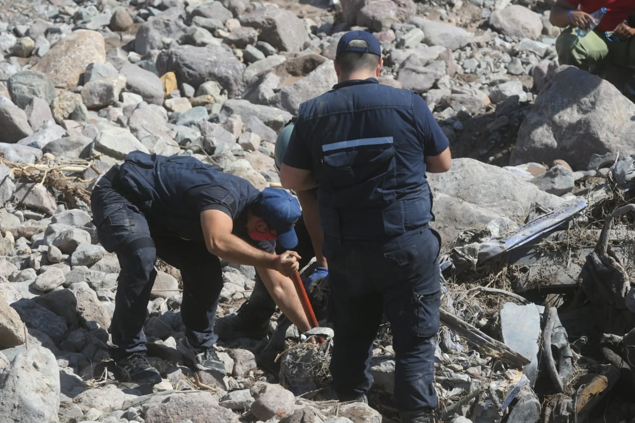 Destruído. Así encontraron el auto que arrastró la crecida.  Ignacio Blanco / Los Andes