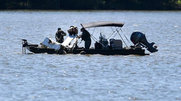 El equipo de emergencia retira los escombros del accidente en el que murieron Joe Lara y otras seis personas