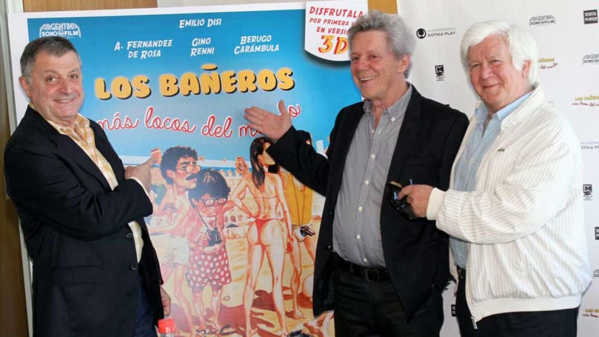 Junto a sus colegas para el avant premiere de Bañeros.