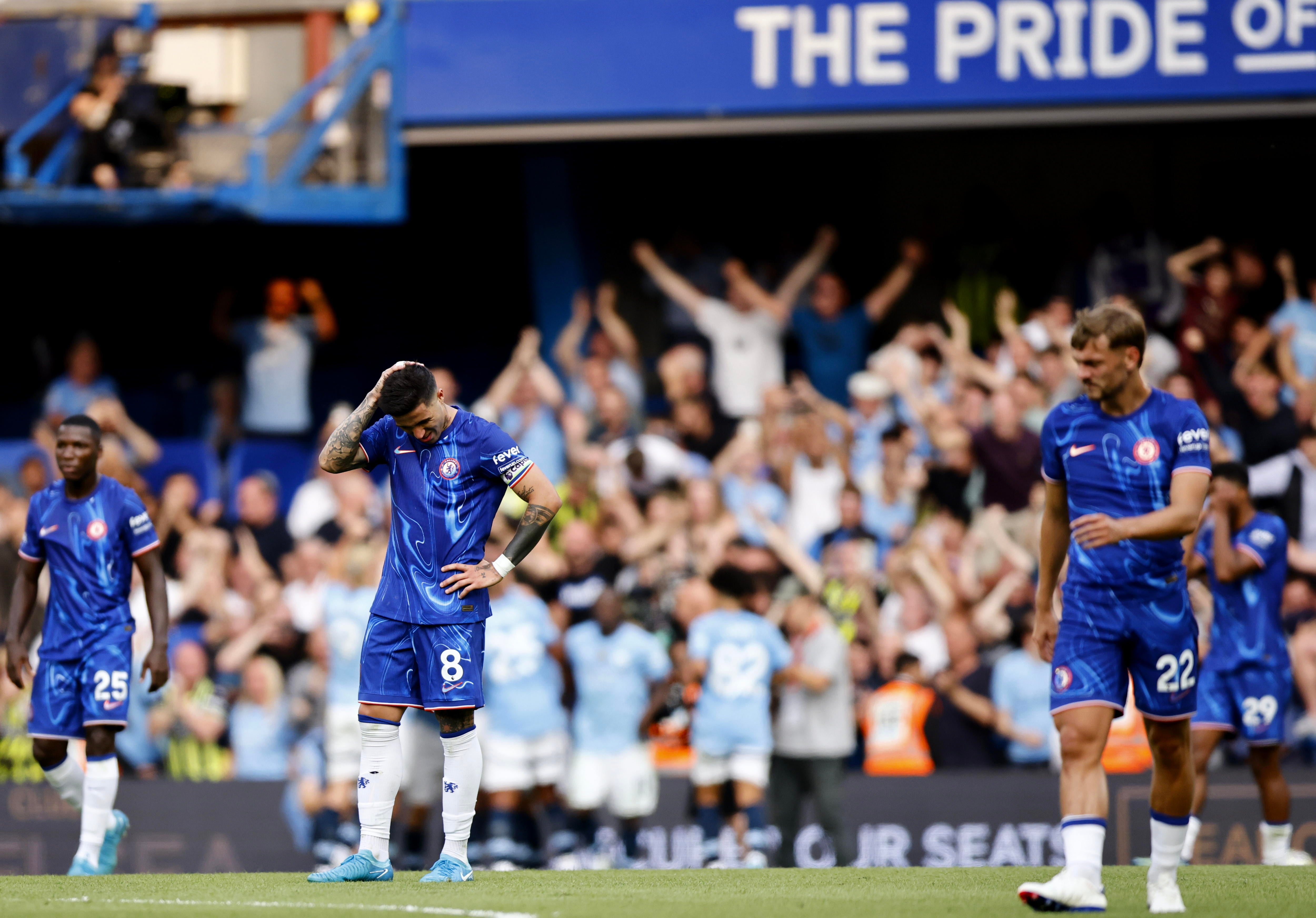 London (United Kingdom), 18/08/2024.- Enzo Fernandez (C) of Chelsea reacts after conceding the second goal of Manchester City during the English Premier League match between Chelsea and Manchester City in London, Britain, 18 August 2024. (Reino Unido, Londres) EFE/EPA/TOLGA AKMEN EDITORIAL USE ONLY. No use with unauthorized audio, video, data, fixture lists, club/league logos, 'live' services or NFTs. Online in-match use limited to 120 images, no video emulation. No use in betting, games or single club/league/player publications.
