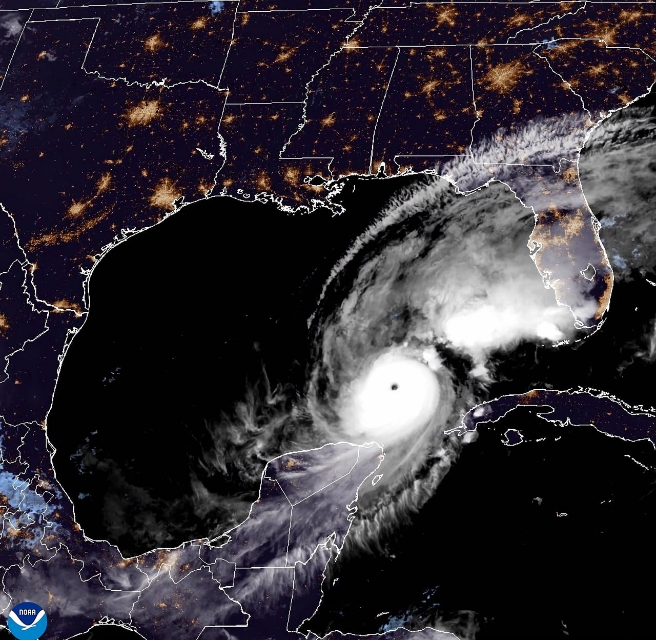 Fotografía satelital cedida este martes por la Oficina Nacional de Administración Oceánica y Atmosférica (NOAA) a través del Centro Nacional de Huracanes (NHC) estadounidense donde se muestra la localización del huracán Milton en el Golfo de México. Captura: NOAA