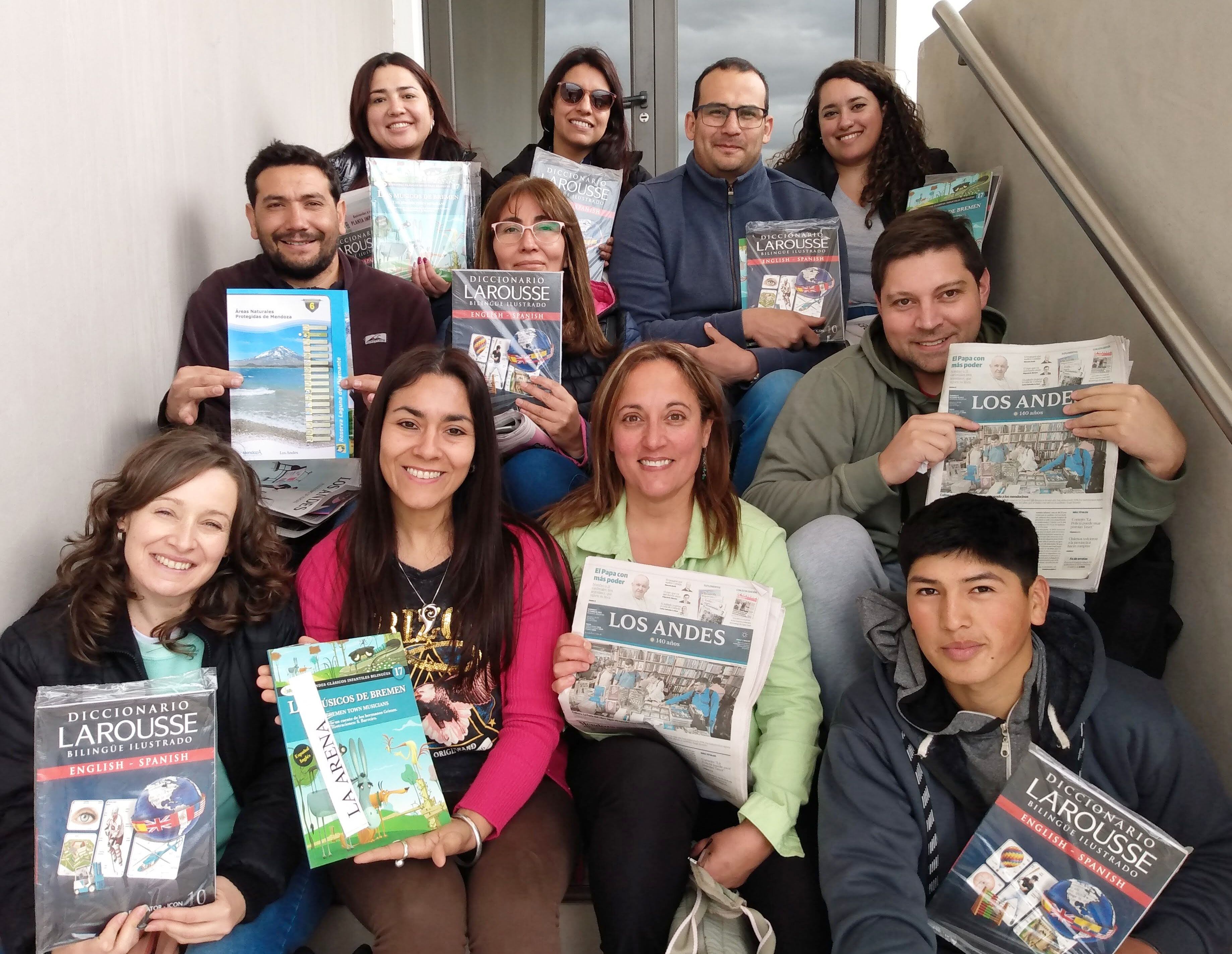 Ronaldo, junto con sus profesores Silvia Segura, Janet Pareja, Fernando Olmedo, Macarena Montenegro, Paula Nuñez, Silvana Maya, Marina Rojas, Carlos Blazquez y Maximiliano Sorroche y la directora, profesora Mónica García.

