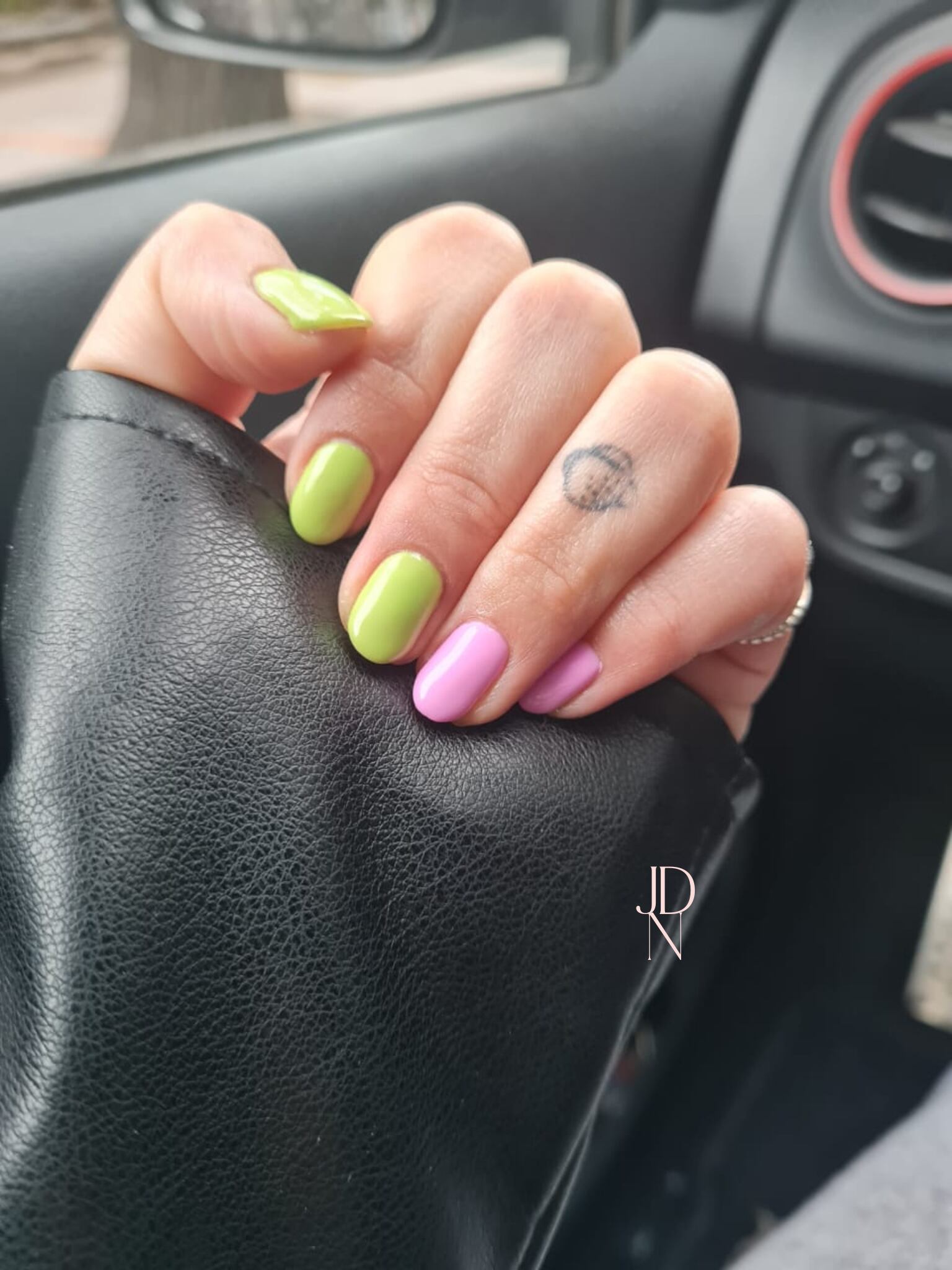 Uñas en fucsia y verde palta por Jazmín Dew Nails.