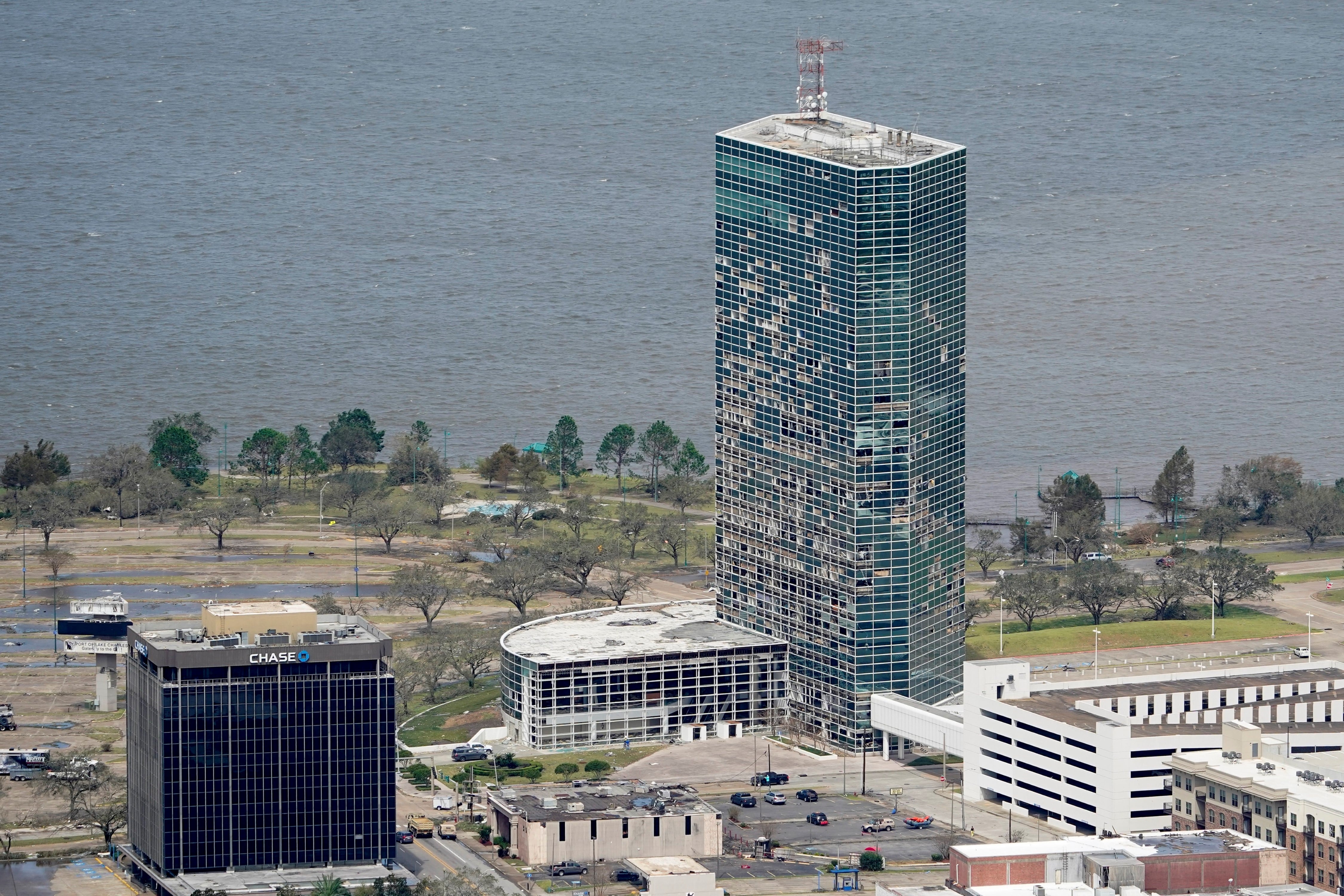 Edificios destruidos por el paso del huracán.