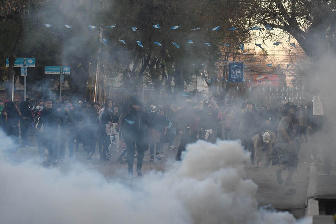 En San Martín, familiares y amigos de Agostina Trigo marcharon por las calles del centro para pedir Justicia. Un grupo de manifestantes rompió vidrios en el Ministerio Público Fiscal, ubicado en la esquina de 25 de Mayo y Arjonilla. | Foto: José Gutierrez/ Los Andes