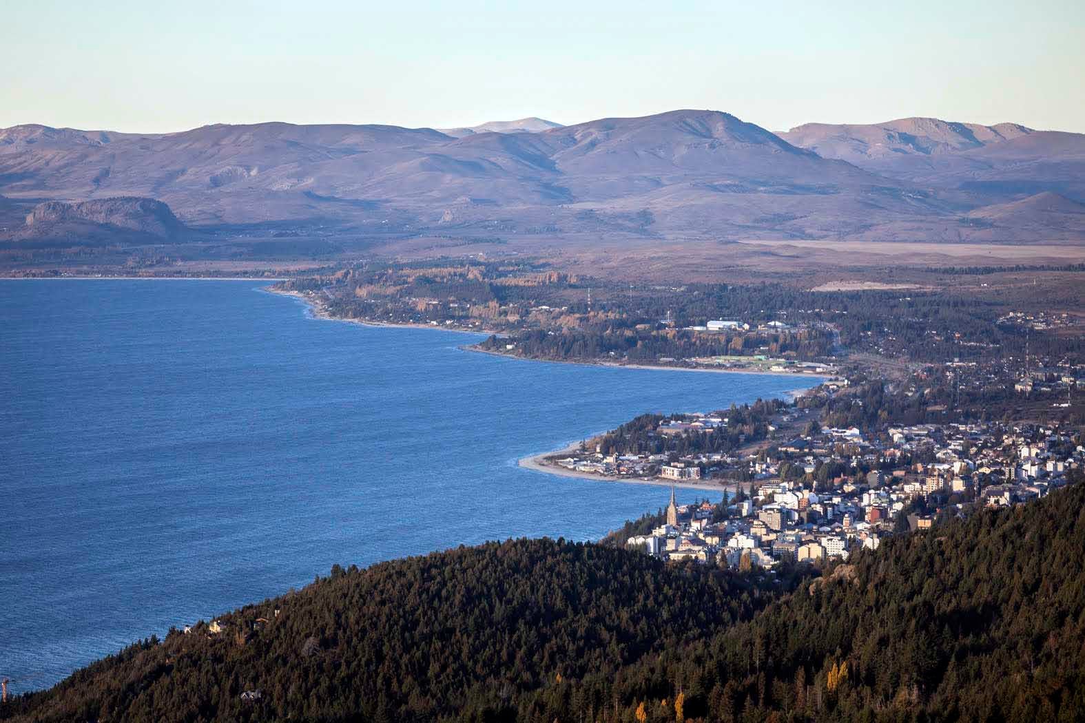 Al Refugio Berghof, en el Cerro Otto, se puede llegar a pie a través de una picada con suave pendiente. El trayecto supone unas dos horas de caminata. Foto: Prensa Bariloche.