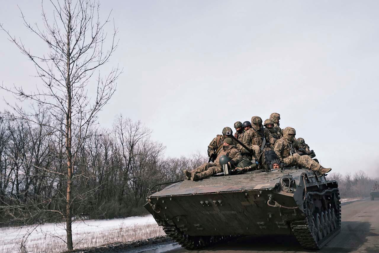 Militares ucranianos montan encima de un APC en una carretera en Bakhmut, Ucrania. Foto: EFE