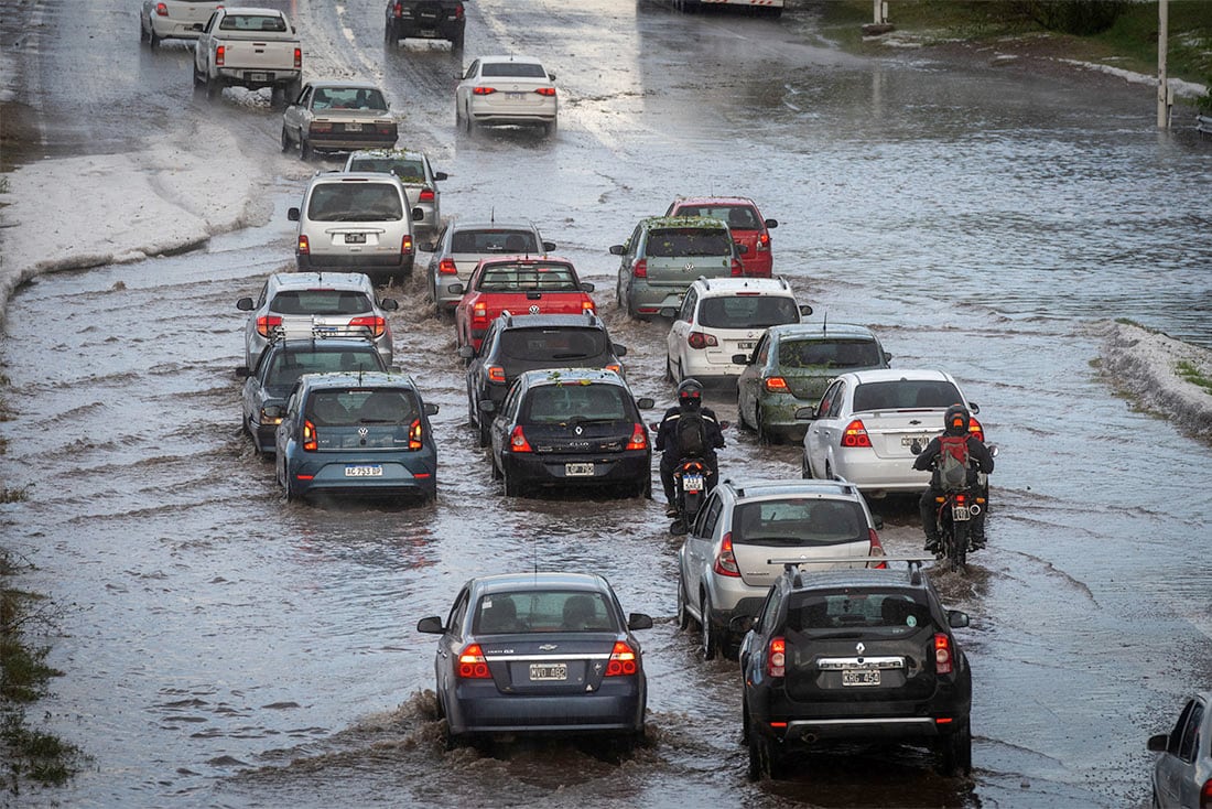 Godoy Cruz, Ciudad y Guaymallén fueron las zonas más afectadas por la caída de piedra de gran tamaño que provocó derrumbe de árboles, inundaciones en calles y caos en el tránsito.

Foto: Ignacio Blanco / Los Andes