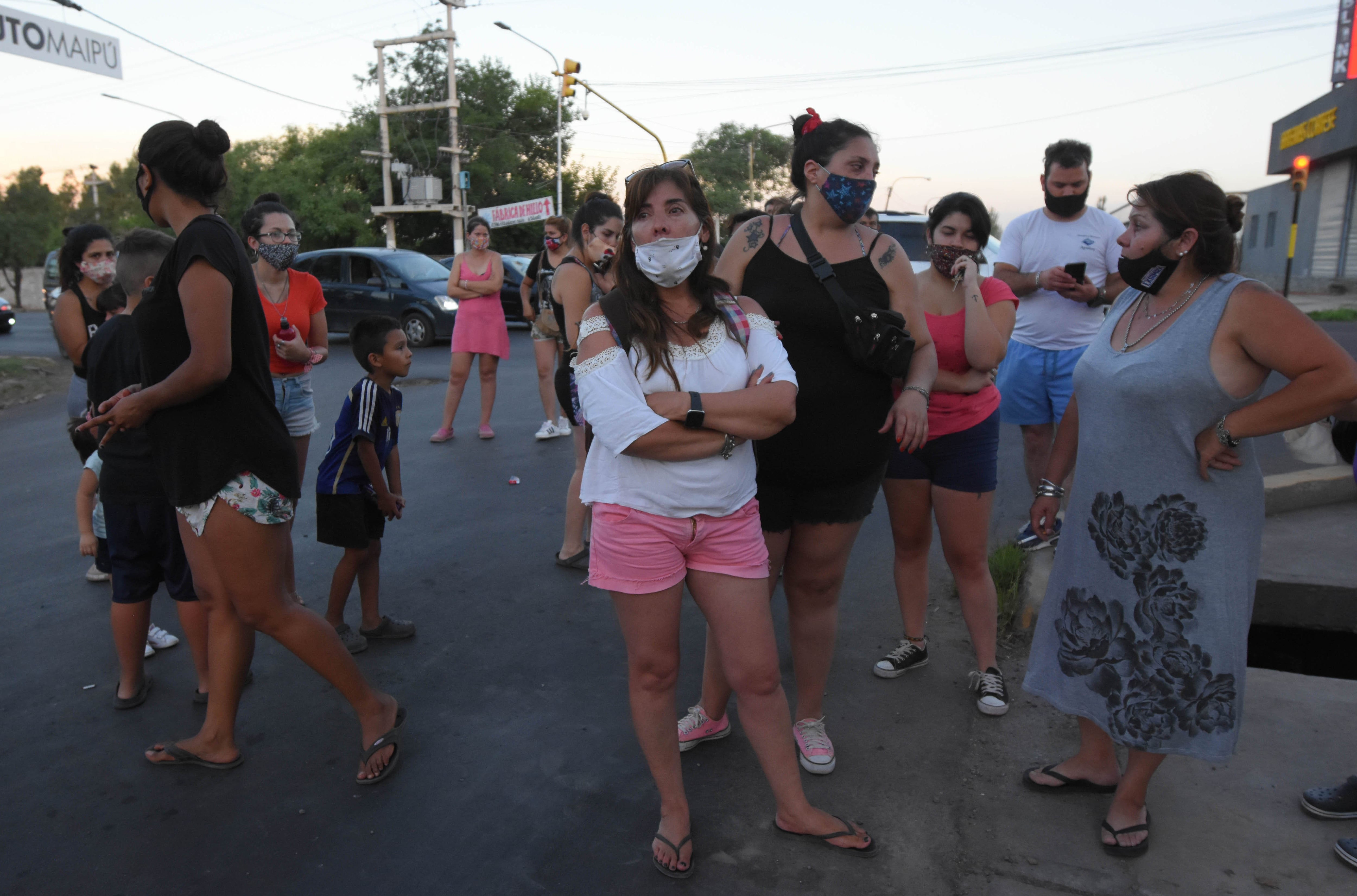 Vecinos de la zona miran el trabajo de la policía científica en el hallazgo de restos humanos en calle Alsina y Carril Maza.