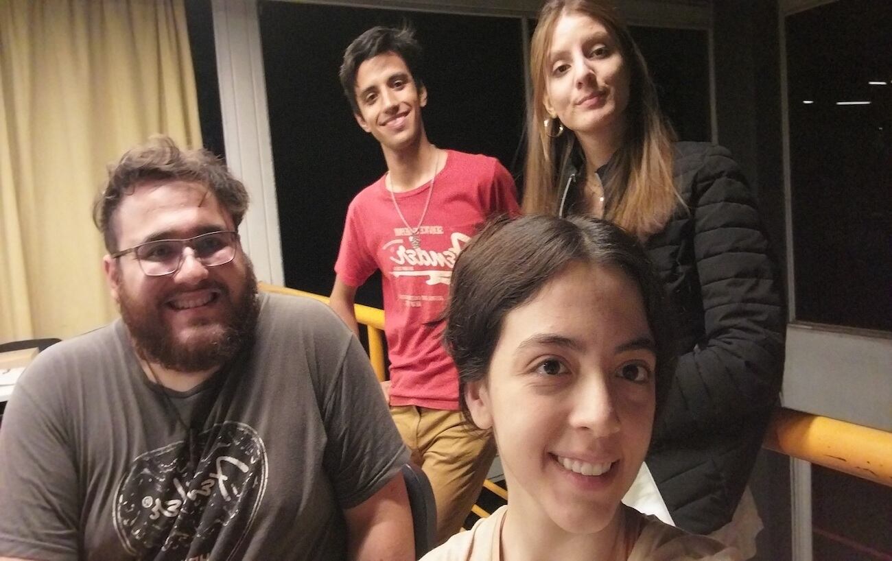 Los jóvenes que participaron de la experiencia, Micaela Morón, Agustina Teragni, Fabricio y Franco Mulé, bajo la coordinación del astrónomo Andrés Piatti. Foto: Gentileza