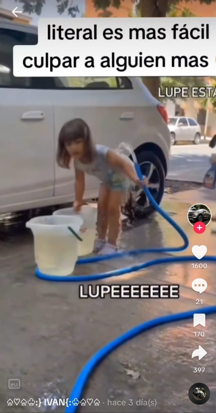 El video de "La nena que se moja sola con la manguera". / Tiktok