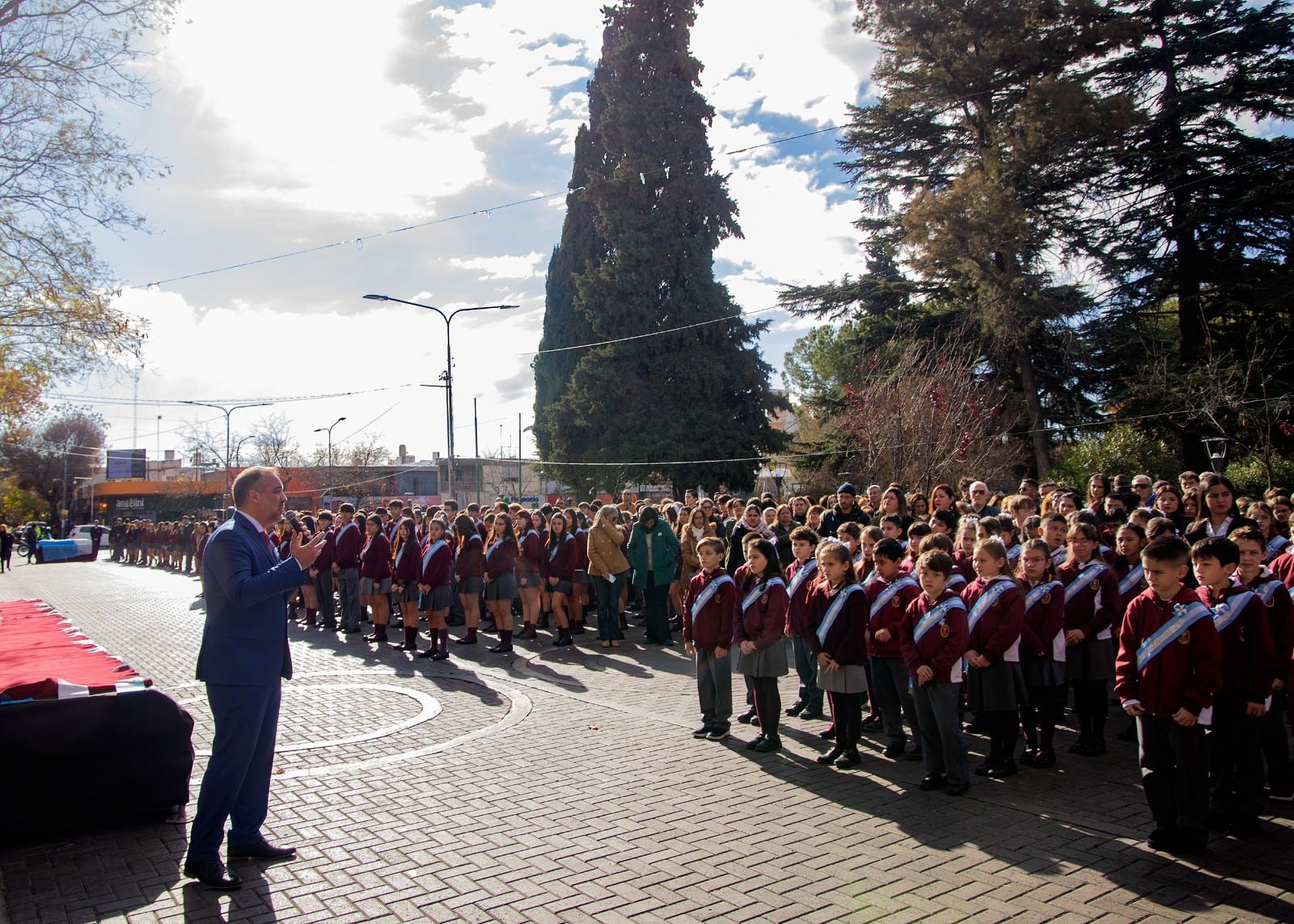 Estudiantes maipucinos juraron lealtad a la Bandera Nacional. Foto: Maipú Municipio.