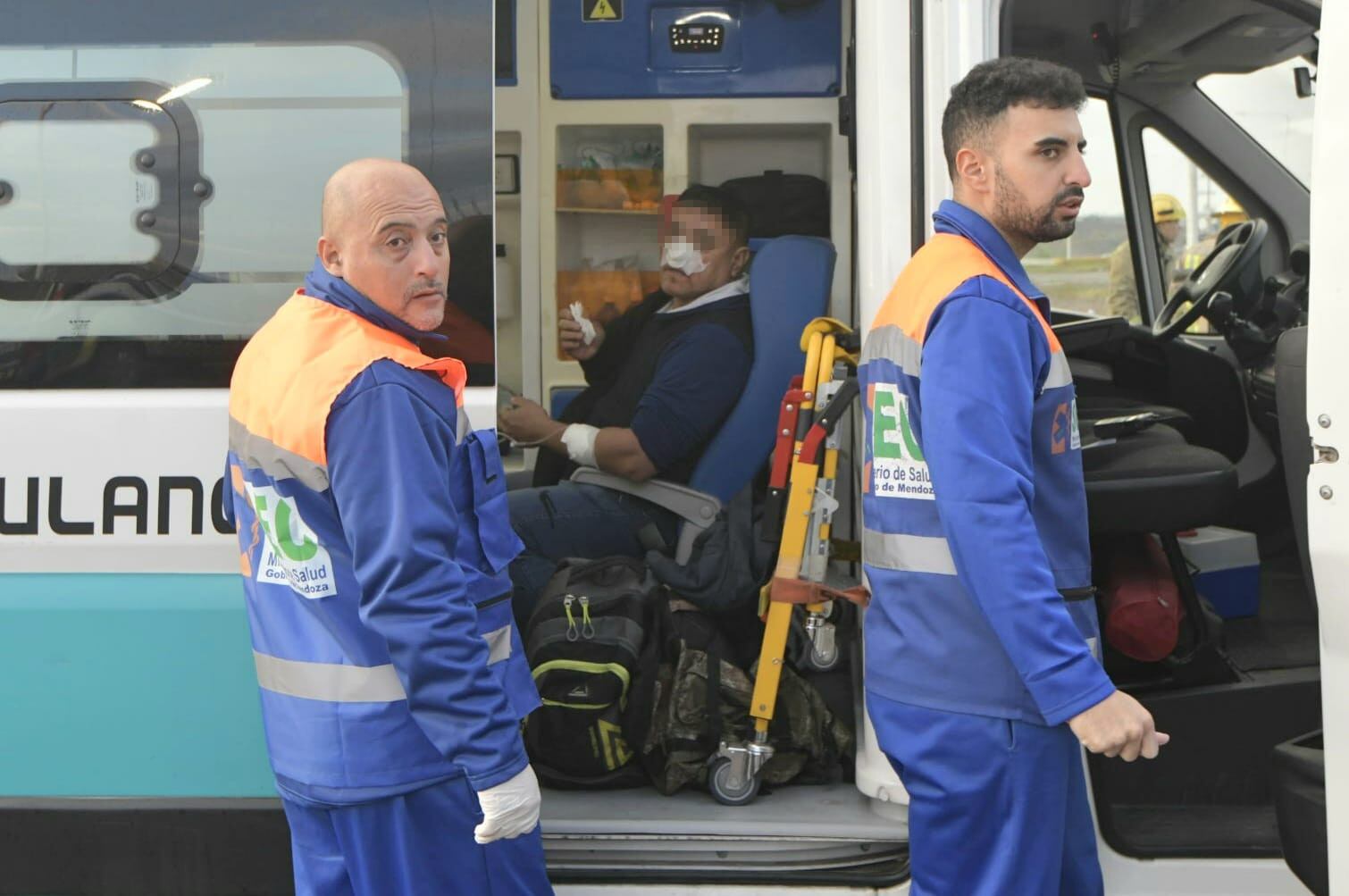 Un colectivo chocó de atrás a un camión en el Acceso Este y dejó varios heridos (Orlando Pelichotti / Los Andes)