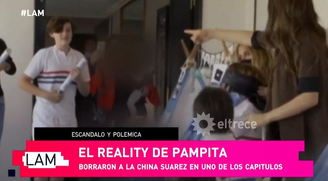 La China Suárez, con una chaqueta roja, sostenía a upa a su hija Magnolia.