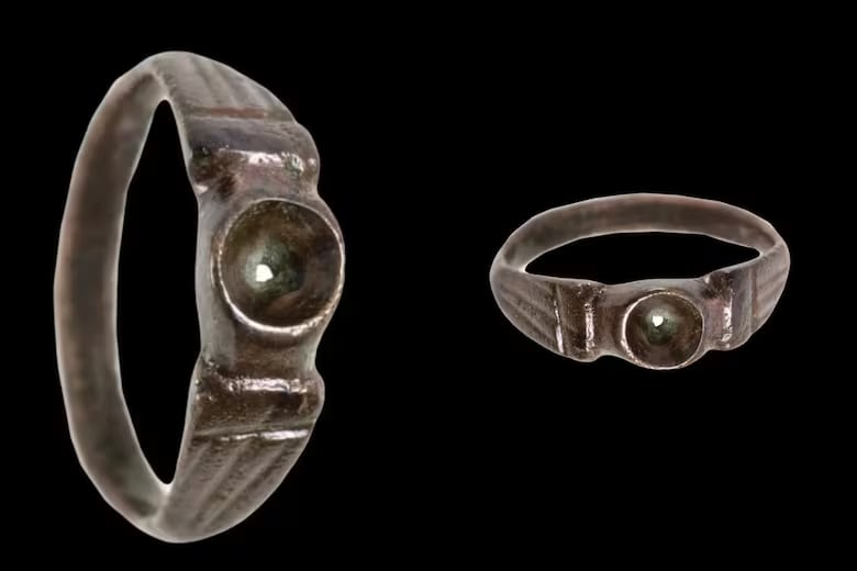 Algunos de los objetos que desenterraron en los túneles. Anillos, vasijas y hasta una cisterna que proveyó de agua a la comunidad oculta de los romanos. Gentileza: Instagram @antiquities_en.