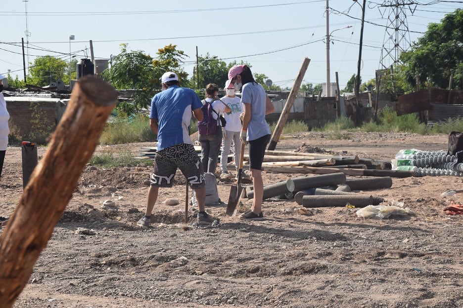 Vecinos de Godoy Cruz construyeron sus propias viviendas de emergencia a donde serán relocalizados. Foto: Municipalidad de Godoy Cruz.