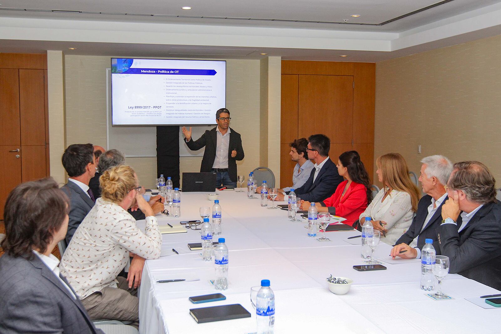 Las mesas de trabajo reunieron a interesados en diversas materias. Foto: Gentileza