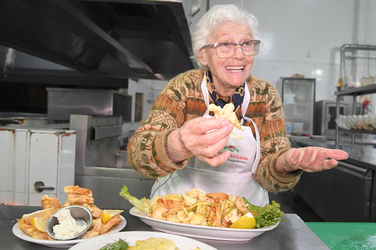 Teresa Barbera prepara fritto misto con rabas y verduras a la parmesana. Foto: Marcelo Rolland / Los Andes