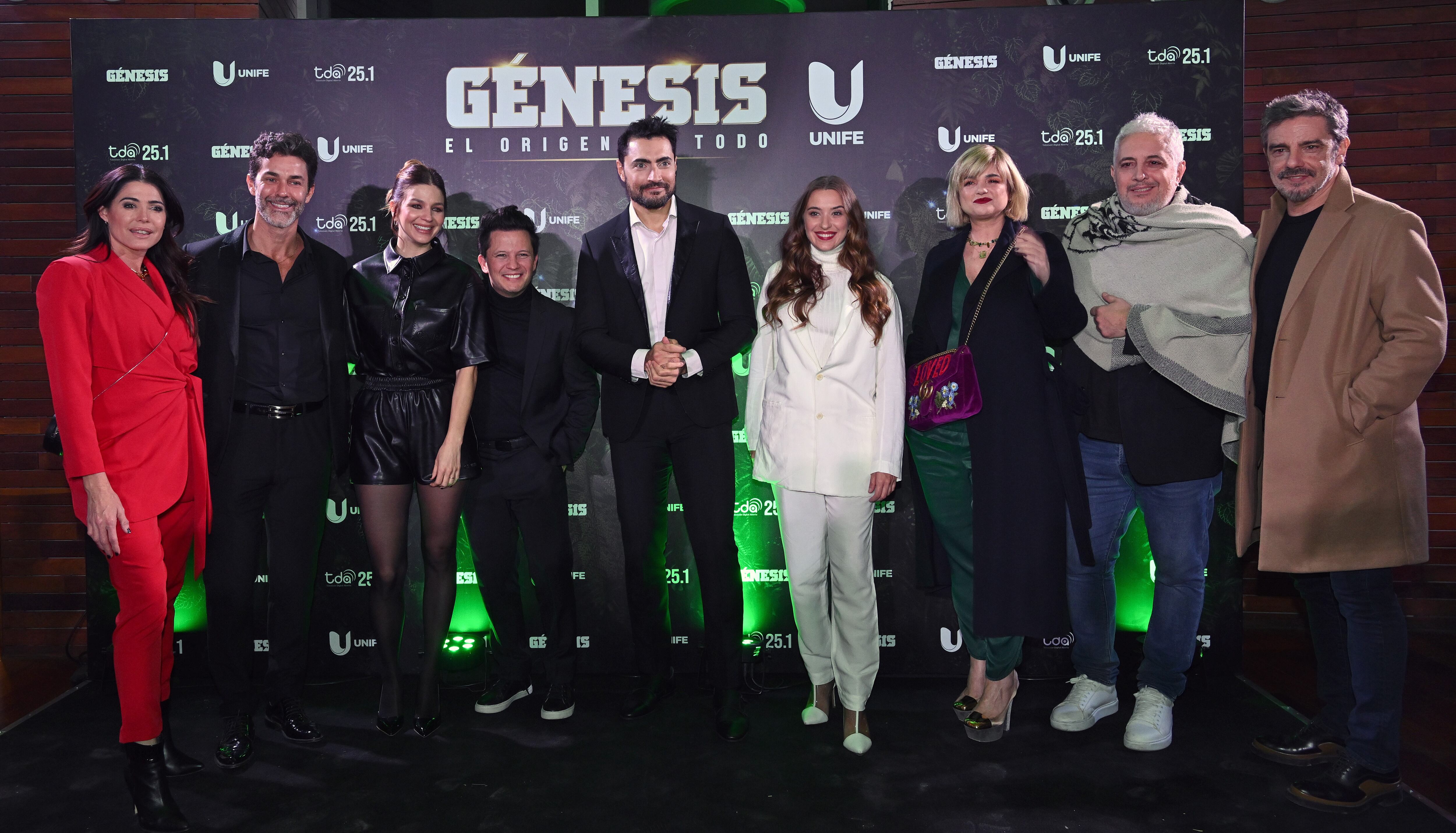 Los protagonistas de la novela junto a figuras invitadas.