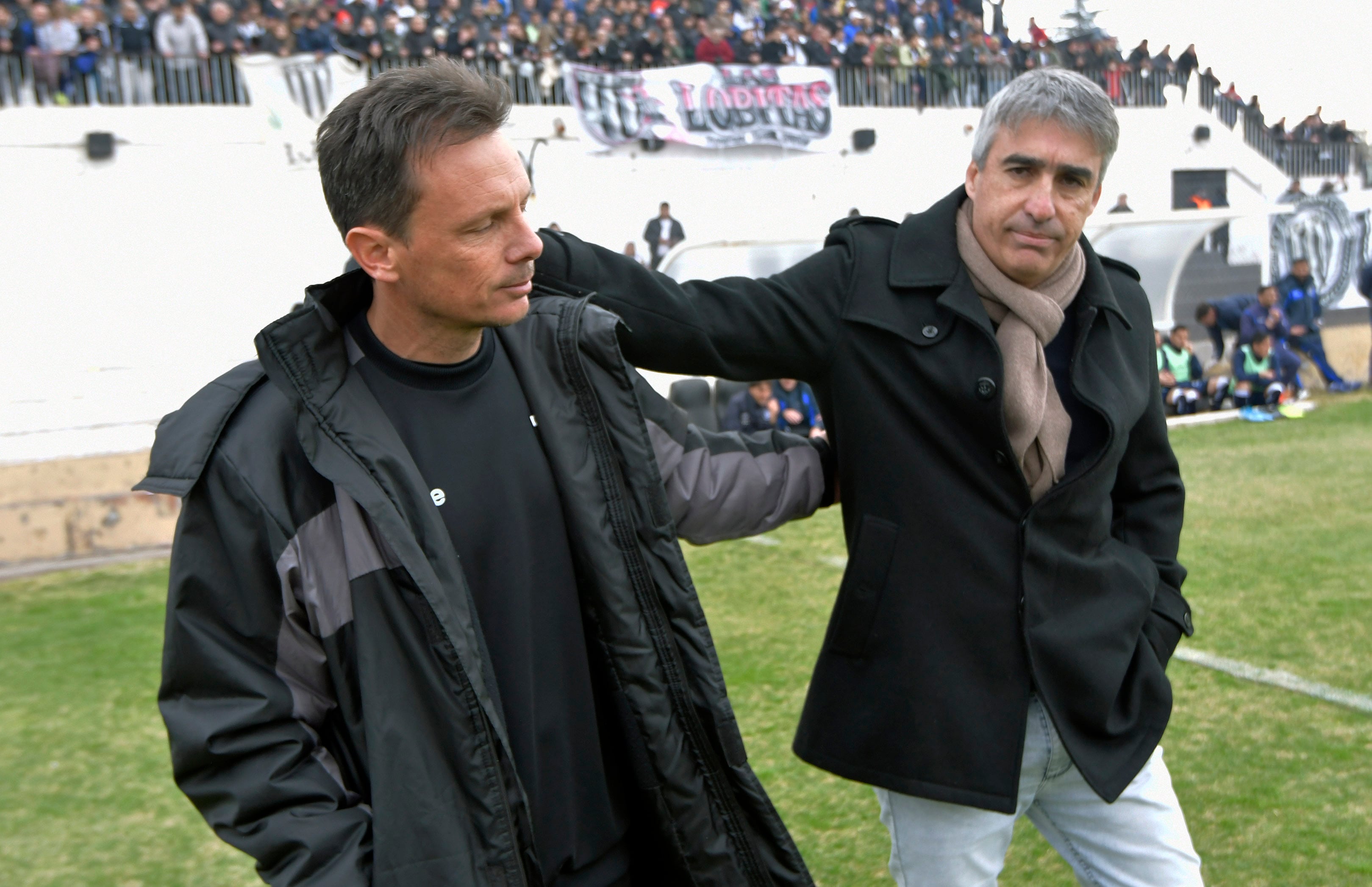 En el último superclásico de Menodza, Gabriel Gómez, DT de la Lepra junto a  Luca Marcogiuseppe, entrenador del Lobo. / Orlando Pelichotti (Los Andes). 