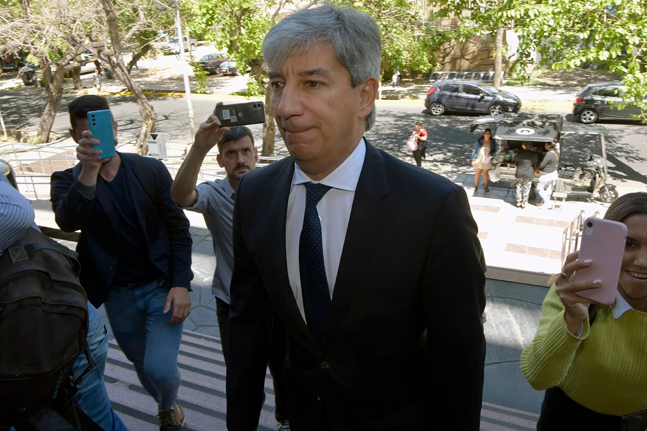 Walter Bento fue destituido como juez federal con competencia electoral; y el Tribunal Oral Federal II ordenó su detención. El Jurado de Enjuiciamiento de Magistrados de la Nación lo encontró culpable por mayoría al haber incurrido en causas de mal desempeño en sus funciones.
Tribunales Federales esta jornada
Foto: Orlando Pelichotti