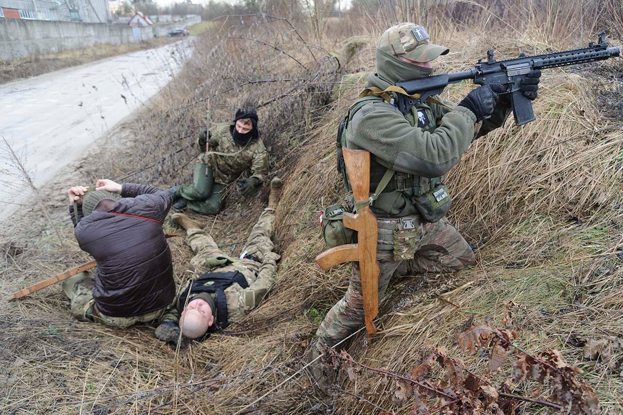 Treinta y cinco civiles participaron en un entrenamiento militar de 4 días destinado a mejorar sus habilidades de defensa. Foto: EFE