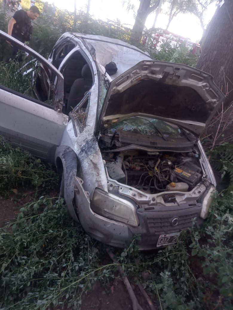 El auto quedó destrozado. Gentileza Ministerio de Seguridad.