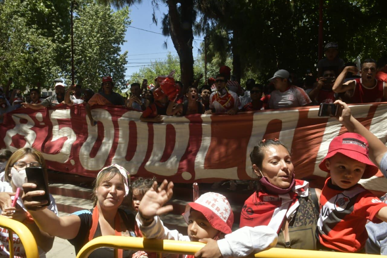 Los Hinchas de Huracán, a puro color en el Polimeni. / Orlando Pelichotti 