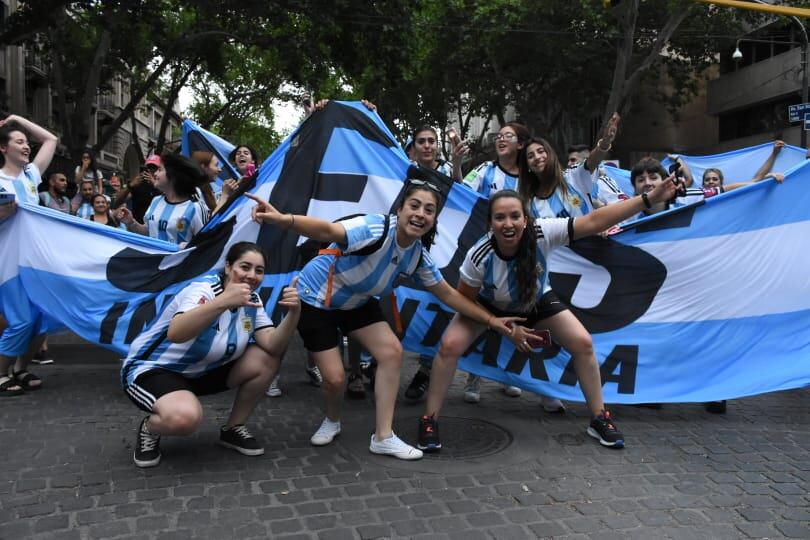 Festejos en Peatonal y San Martín por el triunfo de Argentina contra México.