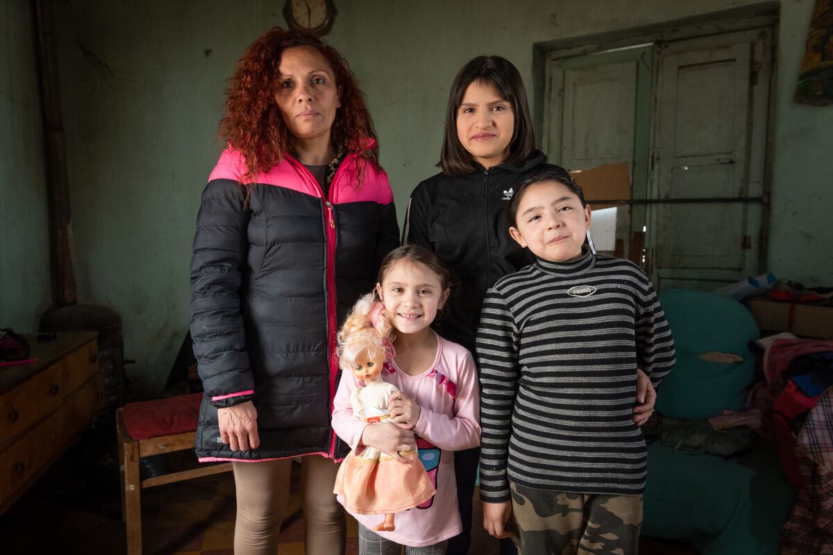 Pobreza, Analia y sus hijos necesitan ayuda.

Analia Cisterna vive con sus 5 hijos y su madre discapacitada, viven en condiciones inhumanas. Analia duerme en la misma habitación con sus 5 hijos, tiene un baño sin inodoro, hacen sus necesidades en un balde y calientan el agua para bañarse con un calefón a leña.
Analia junto a sus hijas Belinda, Leila y Jenifer.

Foto: Ignacio Blanco / Los Andes  