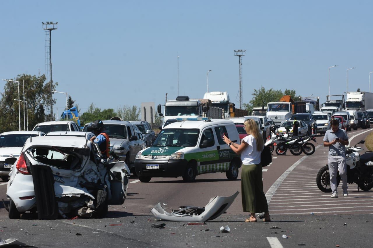 Choque múltiple en el Acceso Sur (Foto: Mariana Villa / Los Andes)