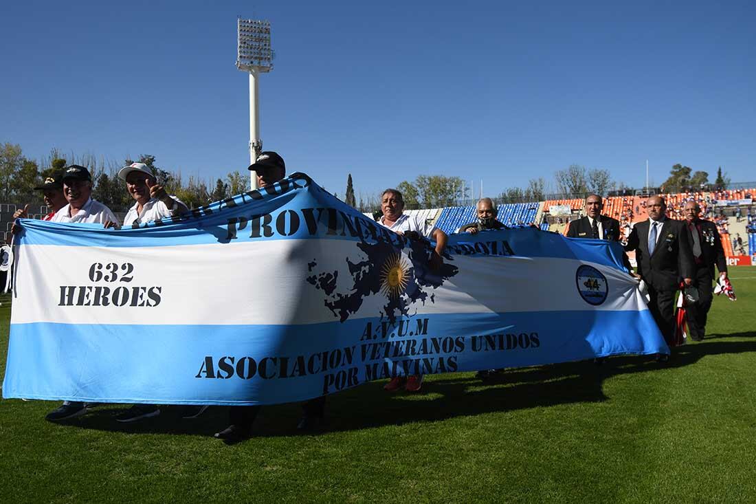 Futbol Liga Profesional Godoy Cruz Antonio Tomba vs. Estudiantes de la Plata en el estadio Malvinas Argentinas en Mendoza.
En la previa del Partido se hizo un homenaje a los veteranos de Malvinas que estuvieron presentes en el estadio junto a la Banda Militar Talcahuano del RIM 11.
Foto: José Gutierrez / Los Andes