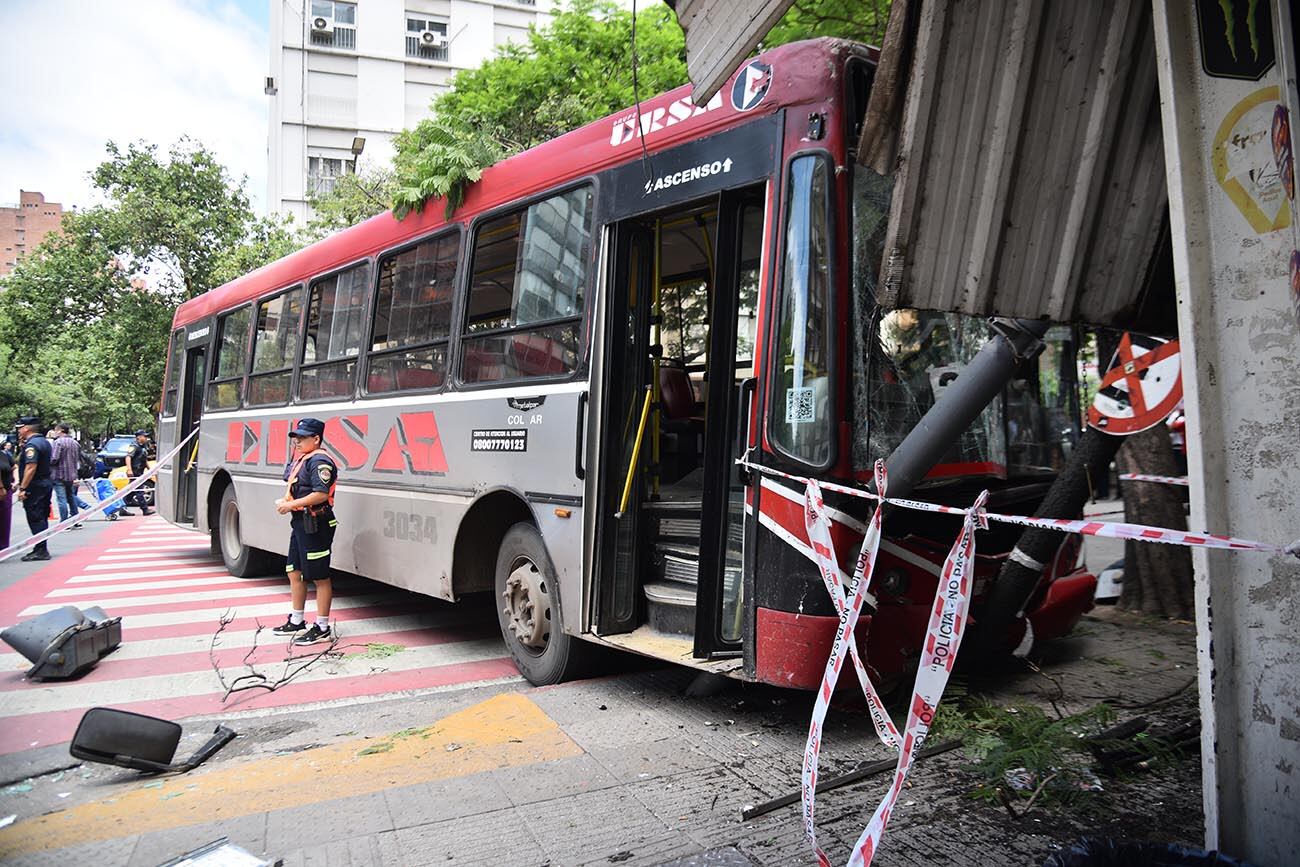 Colectivo de Tamse se incrustó en un quisco en Bv. Chacabuco esquina Bv. Illia. (Pedro Castillo / La Voz)