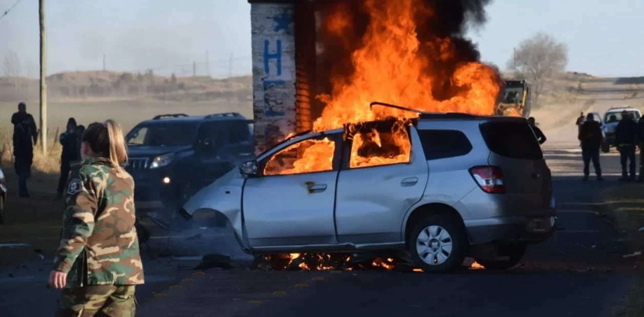 El vehículo se incendió debido a la violenta colisión. Foto: Web