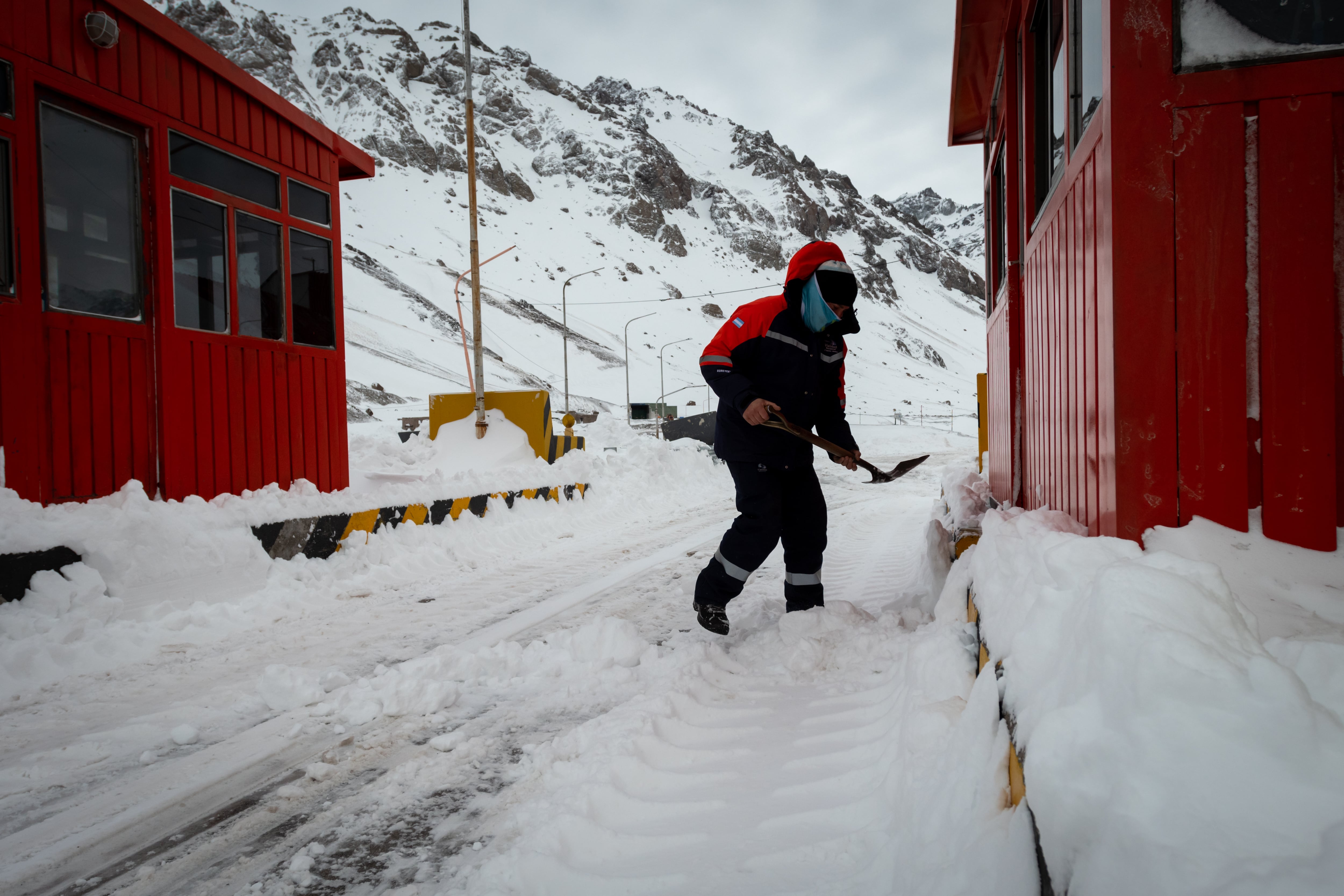 Mendoza 25 de junio de 2020 Sociedad
Paso Internacional cortado
Operativo de Vialidad Nacional en Villa Las Cuevas para despejar la nieve acumulada sobre Ruta Internacional 7.   

Foto: Ignacio Blanco / Los Andes