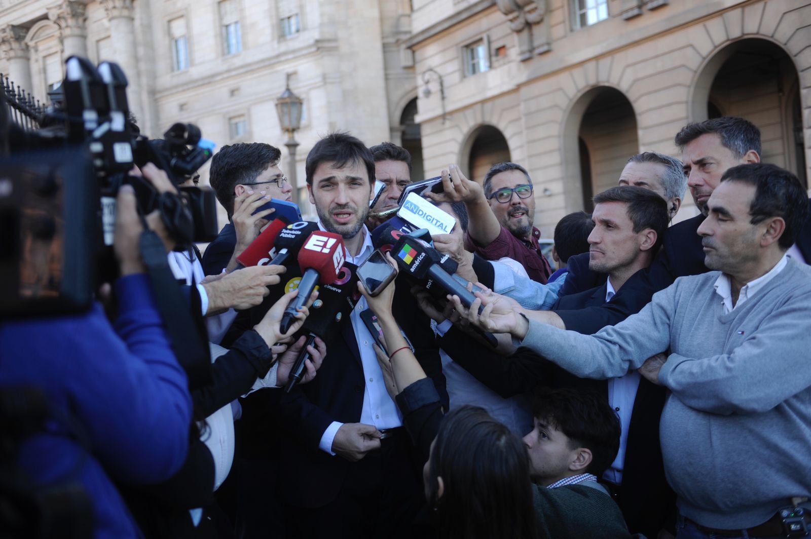 Cumbre con gobernadores de Juntos por el Cambio en Casa Rosada: Ignacio Torres, de Chubut, habló con la prensa tras la reunión. Foto: Clarín