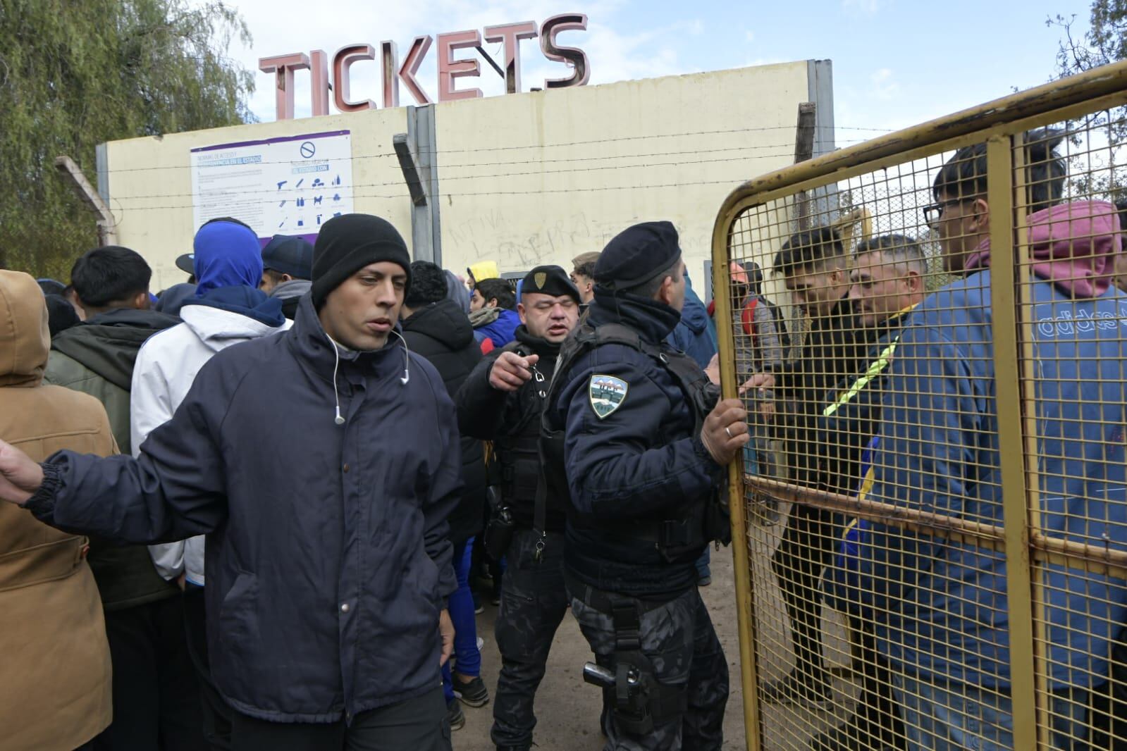 Godoy Cruz-Boca: los hinchas “neutrales” coparon el Malvinas para conseguir una entrada Foto: Orlando Pelichotti