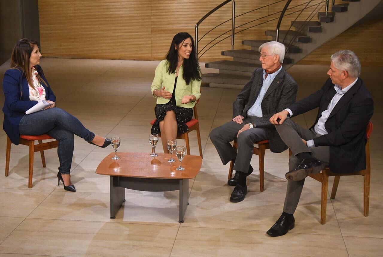 María Soledad Gonzalez, editora de la sección Economía de Los Andes, junto a Marita Ahumada, presidente de la cámara de Empresarios Mineros de Mendoza; Eddy Lavandaio, geólogo y miembro de la Asociación Geológica de Mendoza; y Emilio Guiñazú, gerente de Potasio Río Colorado e Impulsa Mendoza. Foto: José Gutierrez / Los Andes