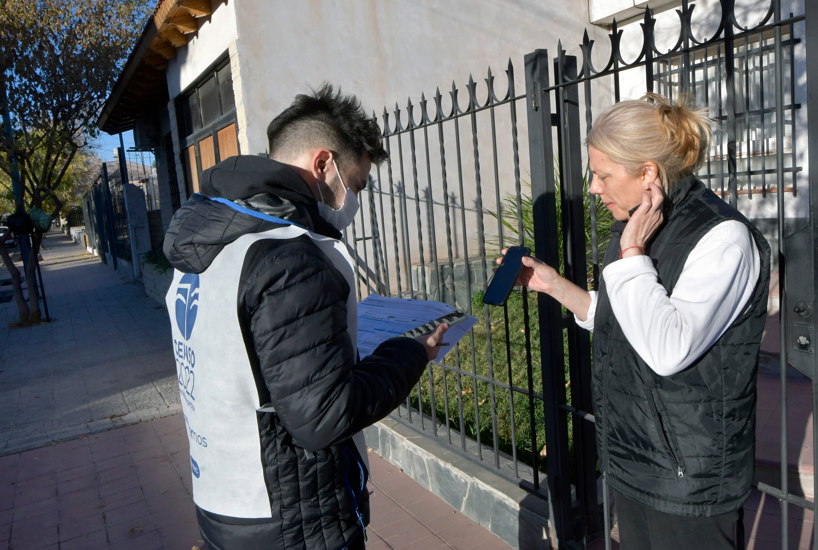 Luciano Sperantio censando a María Eugenia en el Barrio Trapiche de Godoy Cruz. Foto: Orlando Pelichotti / Los Andes