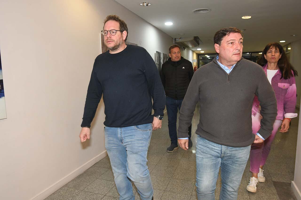 Elecciones Generales en la provincia de Mendoza para elegir Gobernador 2023.
Omar Parisi candidato a Gobernadorjunto a Lucas Ilardo candidato a Vicegobernador por el Frente Elegí, llegan al Bunker del Partido Justicilista.

Foto: José Gutierrez / Los Andes 
