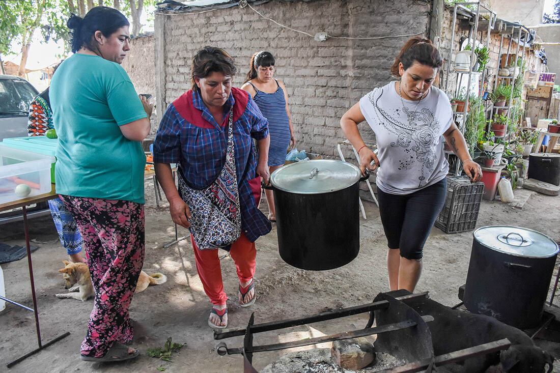 Trabajadoras por amor, muchas veces invisibilizadas estas mujeres día tras día llevan adelante la gran labor de cocinar para los que más necesitan.
 Foto: Mariana Villa / Los Andes