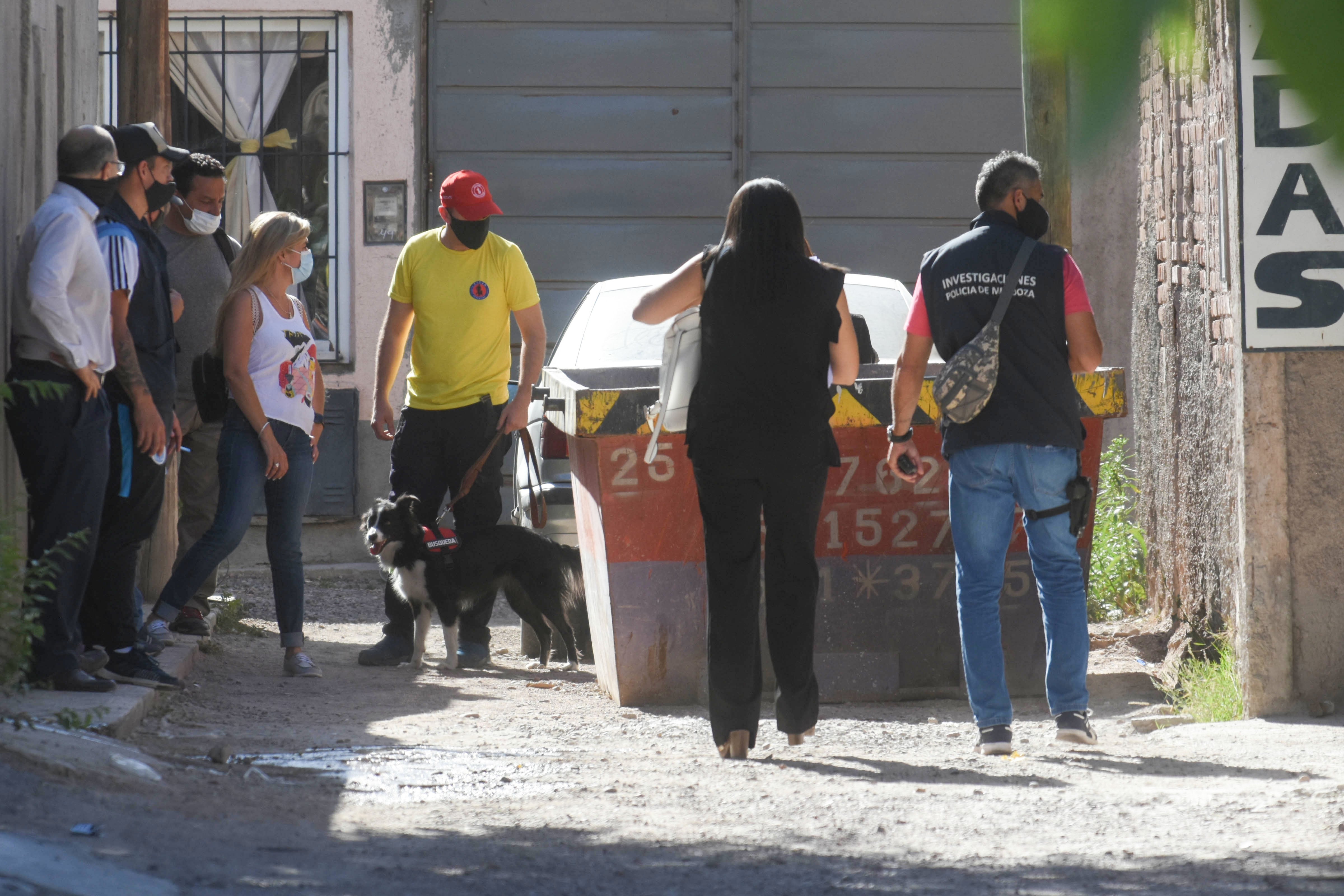 Florencia Romano desaparecida
En el domicilio de la pareja detenida en el departamento de Maipú, buscan rastros de la niña Florencia Romano desaparecida el sábado, en el lugar estuvo presente la fiscal de Homicidios Claudia Rios, donde tambien pidió que trabajara en el lugar una perra de nombre Ipa, adiestrada para localizar cadáveres