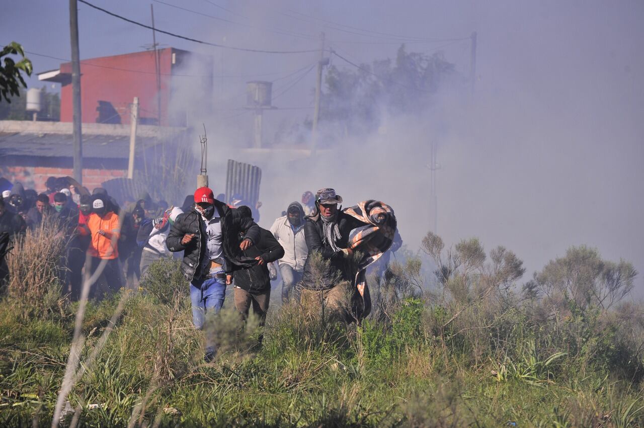 Tensión en Guernica: incidentes entre policías y usurpadores de tierras tras el desalojo