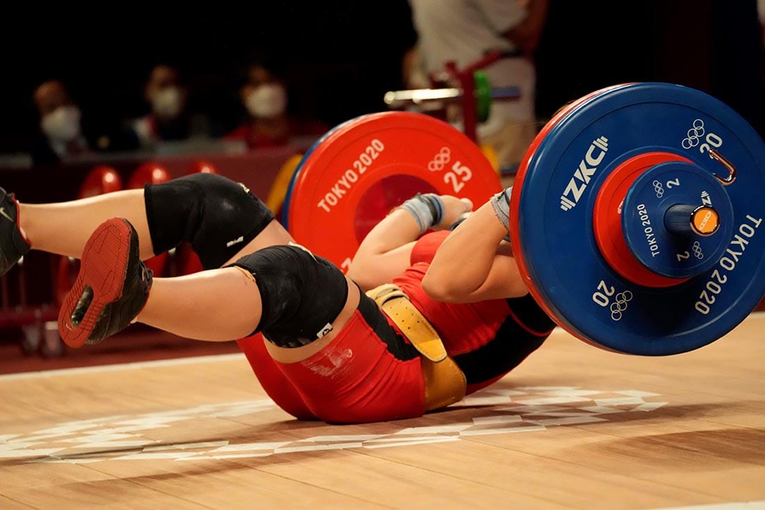 Hoang Thi Duyen de Vietnam cae mientras compite en el evento de levantamiento de pesas femenino de 59 kg