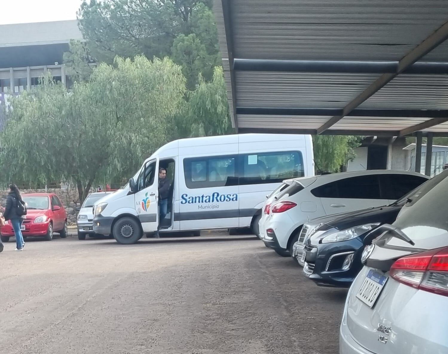 La combi de Santa Rosa en la playa de estacionamiento de la Universidad Nacional de Cuyo.