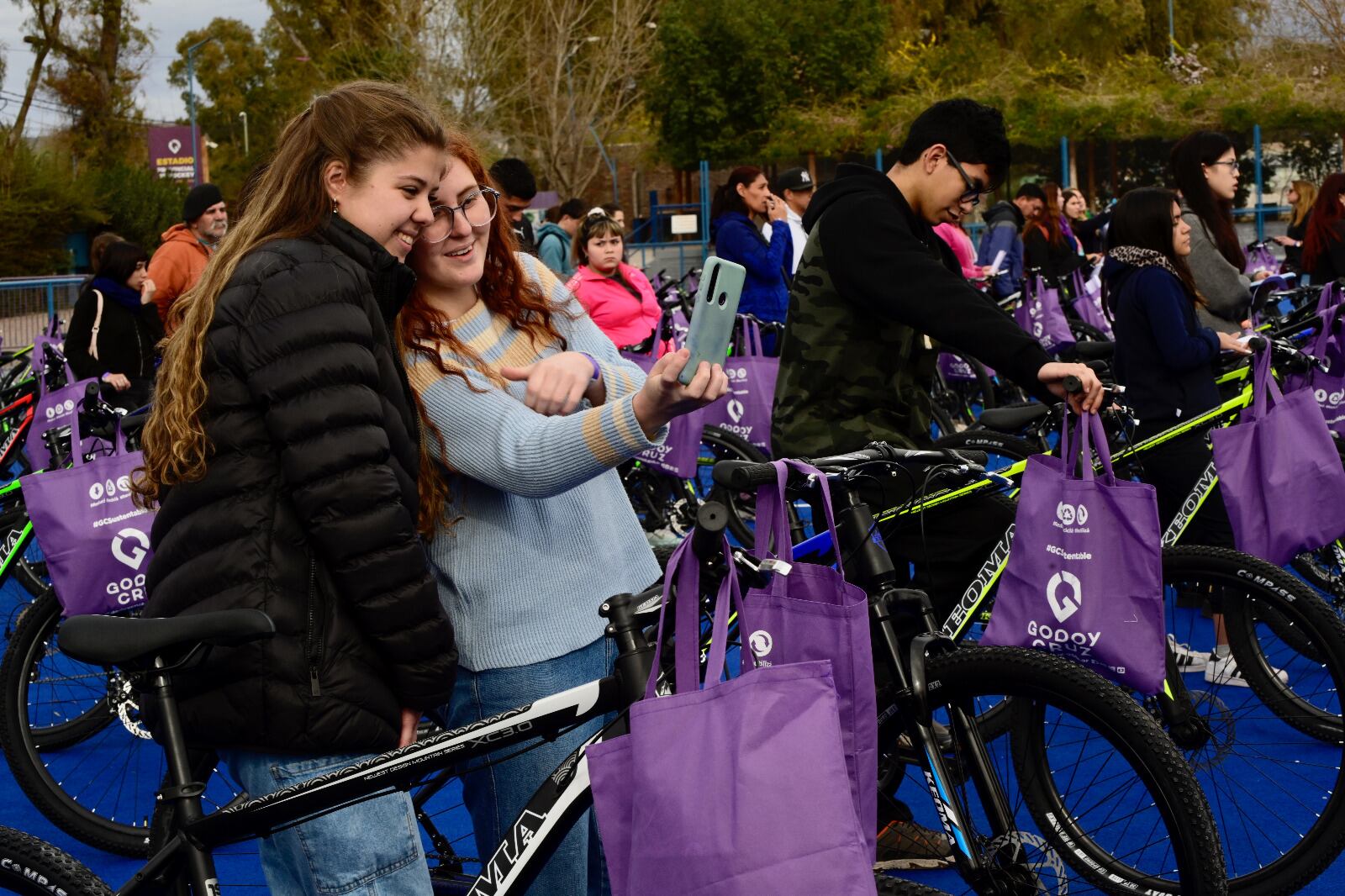 Abanderados y escoltas de Godoy Cruz recibieron una bicicleta.