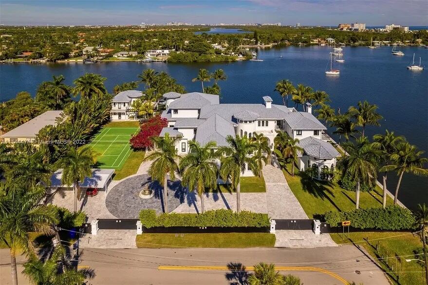 Así es por dentro la mansión del Kun Agüero en Miami.