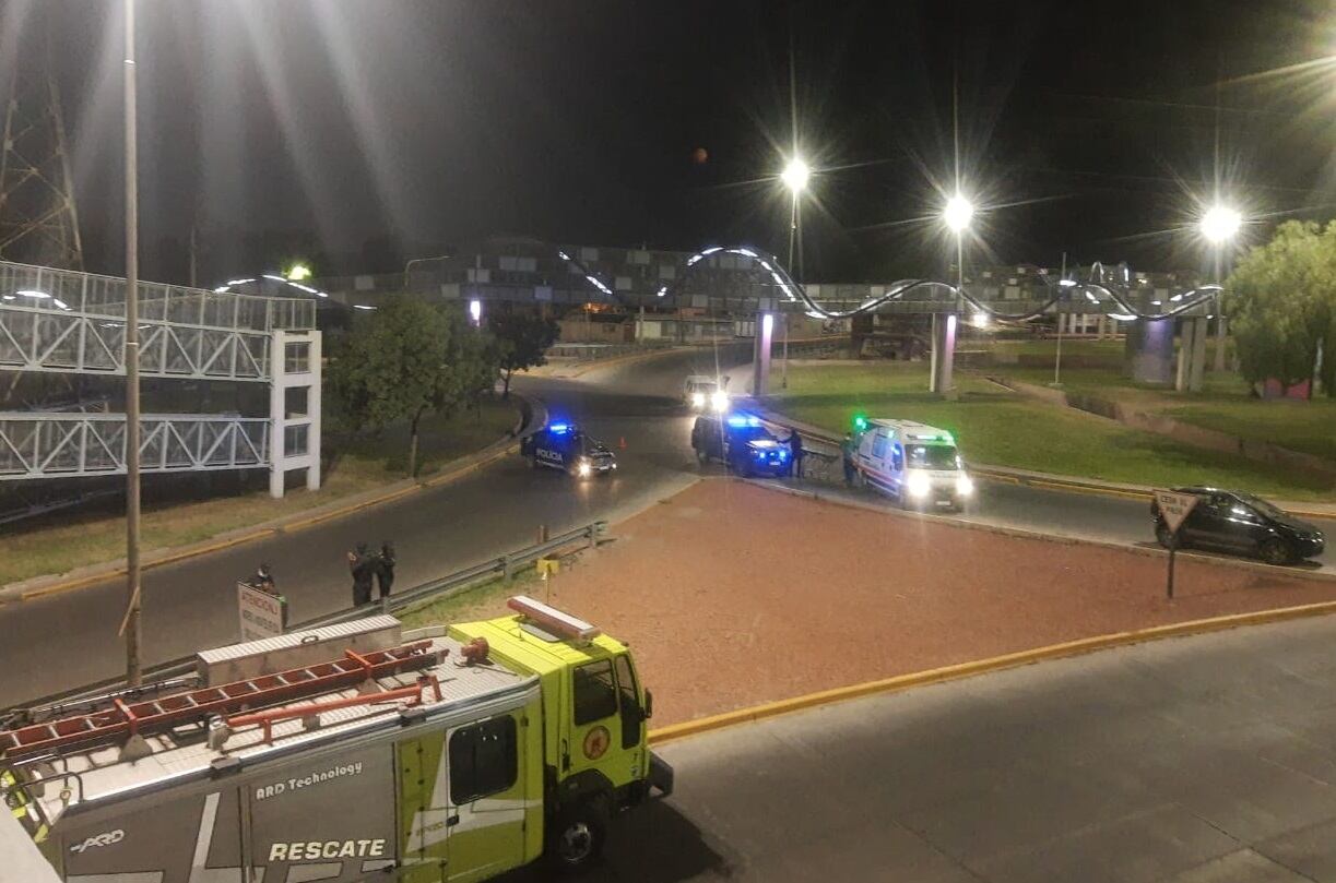 Una mujer amenazó con tirarse desde un puente al Corredor del Oeste. Gentileza