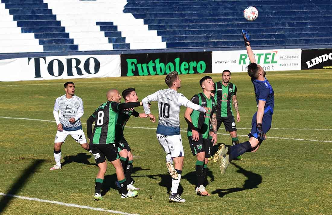 Independiente Rivadavia vs San Martin de San Juan, en el estadio Bautista Gargantini ubicado en el Parque General San Martín de Ciudad