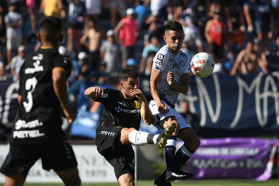 Independiente Rivadavia vs. Almirante Browm en el estadio Bautista Gargantini de Ciudad. Foto: José Gutierrez